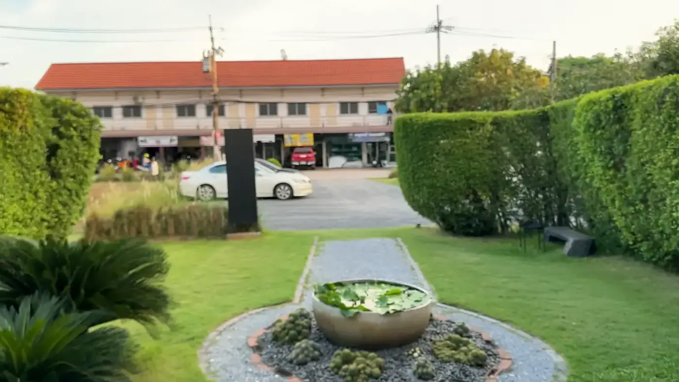 สวนบัวหน้าร้าน