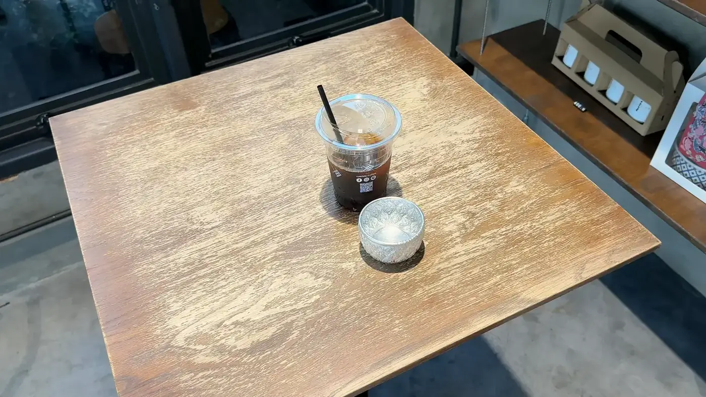 กาแฟบนโต๊ะไม้ในร้าน